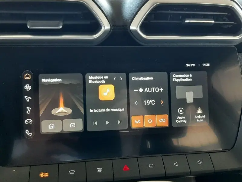 Vue rapprochée de l’écran tactile central du MG ZS 2026 en Pebble Black, affichant navigation, musique et climatisation.