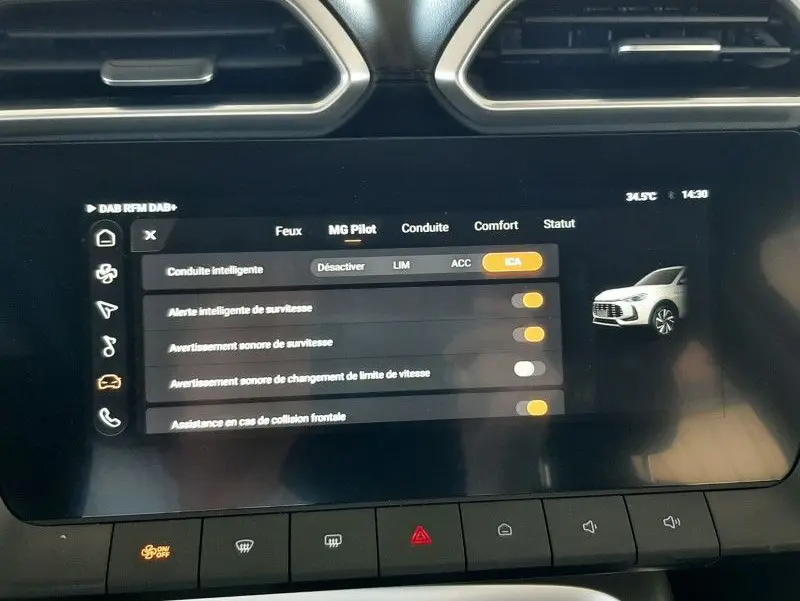Écran tactile central du tableau de bord du MG ZS Pebble Black 2026, affichant les options d'assistance à la conduite.