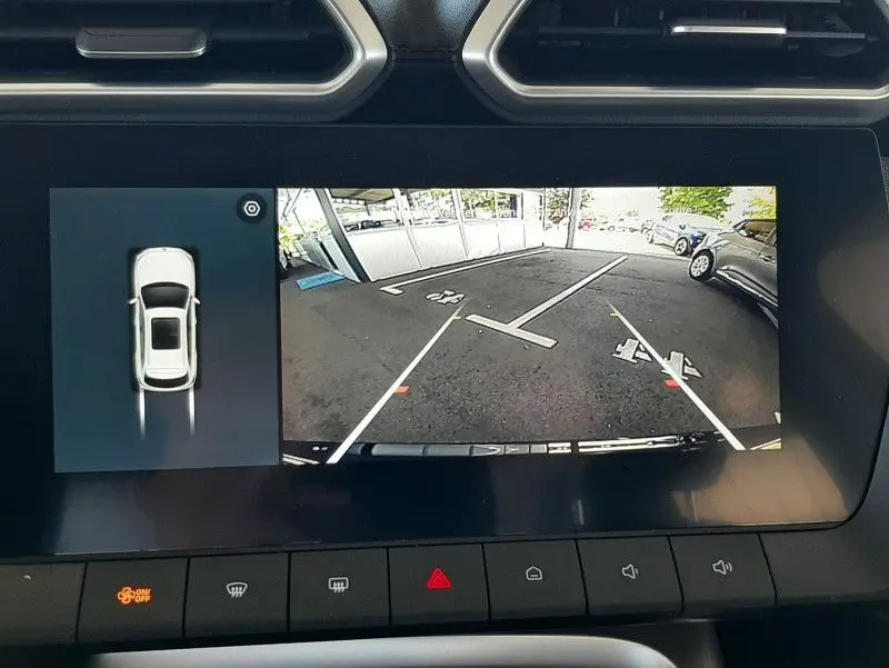 Vue intérieure du tableau de bord du MG ZS Pebble Black 2026, écran affichant la caméra de recul et l'aide au stationnement.