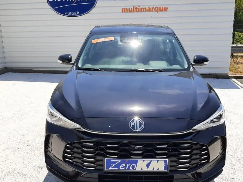 Vue frontale du MG ZS 1.5 L Hybrid+ 2026 en Pebble Black avec calandre noire et logo MG bien visible.