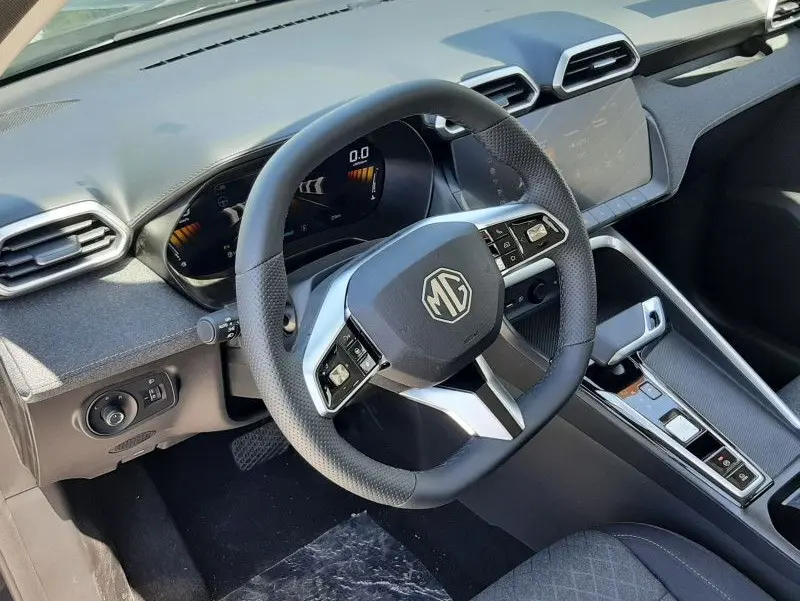 Vue intérieure côté conducteur du MG ZS 1.5 L Hybrid+ 2026, volant multifonction et tableau de bord numérique noirs.