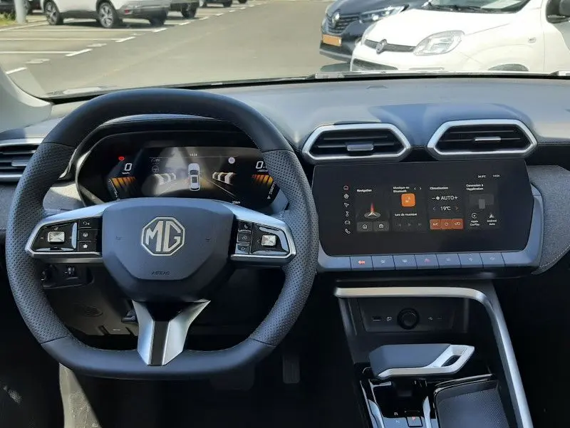 Vue intérieure centrée sur le volant et le tableau de bord numérique du MG ZS 1.5 L Hybrid+ 2026 en Pebble Black.