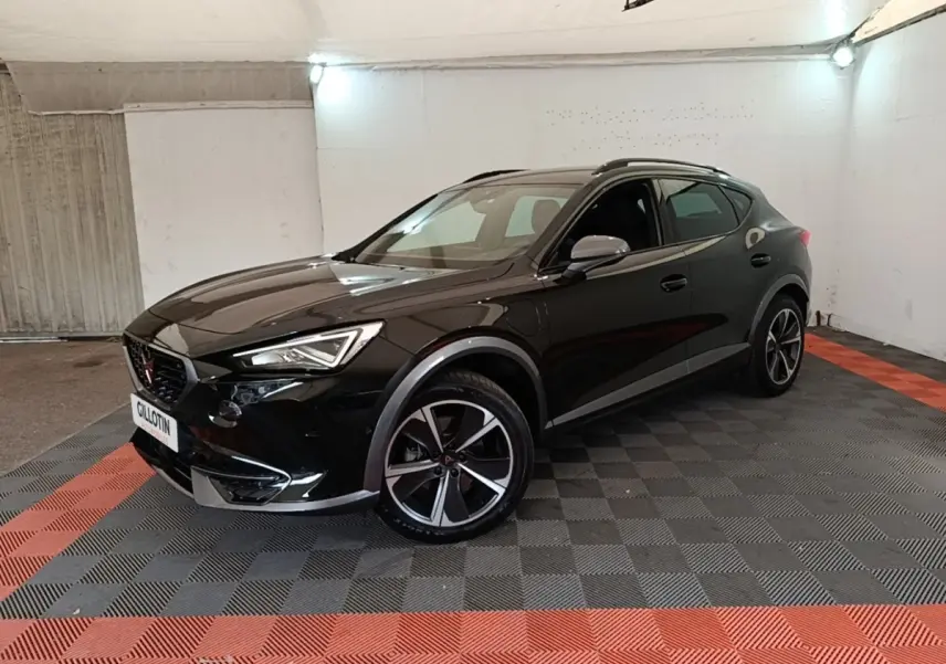 Vue 3/4 avant droite du CUPRA Formentor noir 2024, avec jantes sport et calandre marquée au logo rouge.