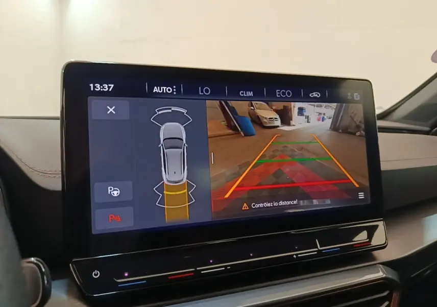 Écran tactile central affichant la caméra de recul et l’aide au stationnement du CUPRA Formentor noir 2024.