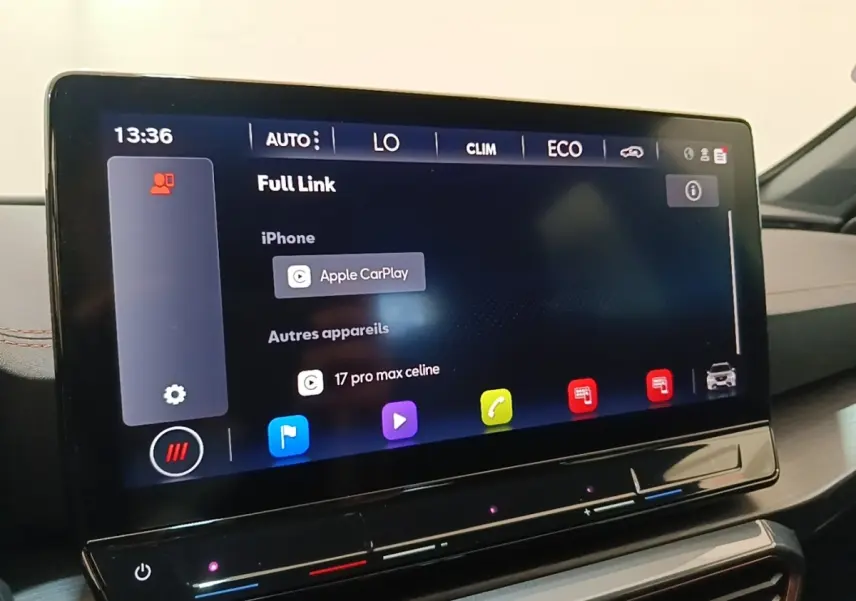 Écran tactile central de la CUPRA Formentor 1.4 e-HYBRID 2024 affichant Apple CarPlay en mode Full Link.