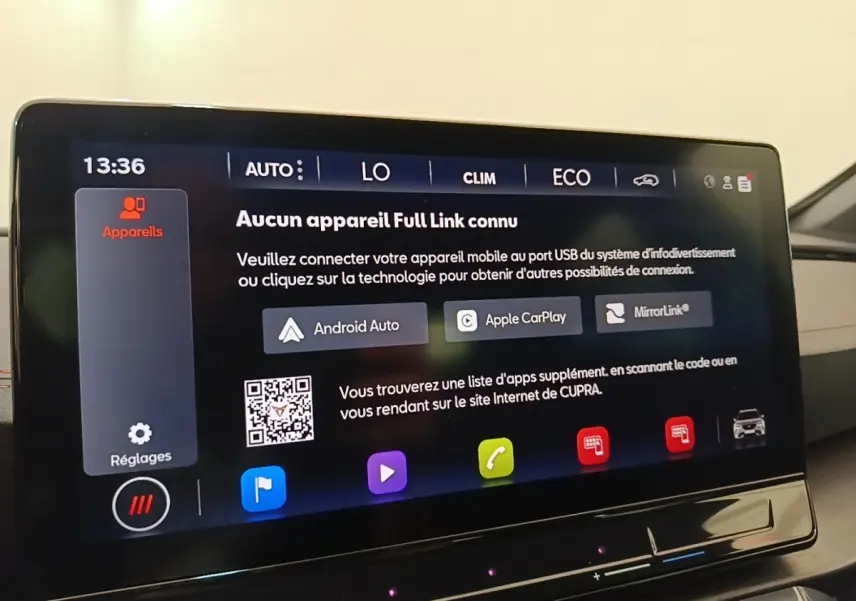 Écran tactile central du CUPRA Formentor 2024 affichant les options de connectivité Apple CarPlay et Android Auto.