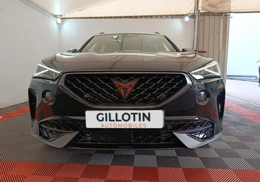 Vue frontale d'un CUPRA Formentor noir 2024 avec calandre distinctive et phares LED anguleux dans un garage.