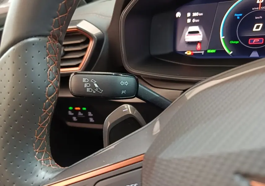 Gros plan sur le volant cuir noir avec surpiqûres cuivrées et le combiné d'instruments digital du CUPRA Formentor 2024.