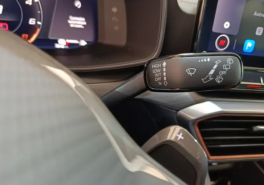 Gros plan sur la commande d’essuie-glace à droite du volant dans l’habitacle du CUPRA Formentor noir 2024.