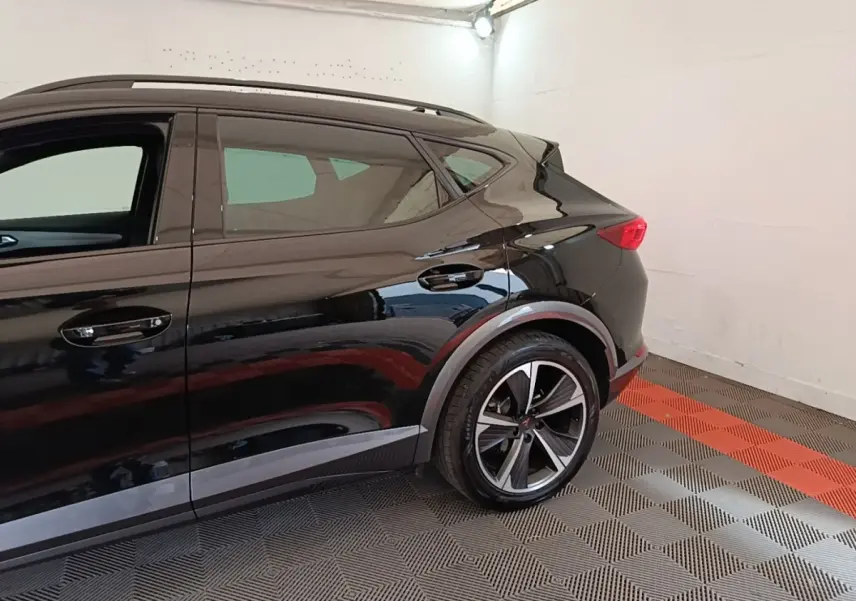 Vue latérale droite du CUPRA Formentor noir 2024, mettant en valeur la roue arrière et la ligne de caisse dynamique.