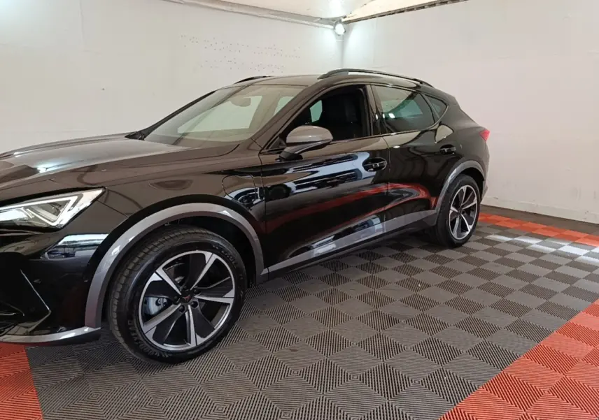 Vue 3/4 avant droit d'un CUPRA Formentor noir 2024 avec jantes alliage et poignées de porte intégrées.