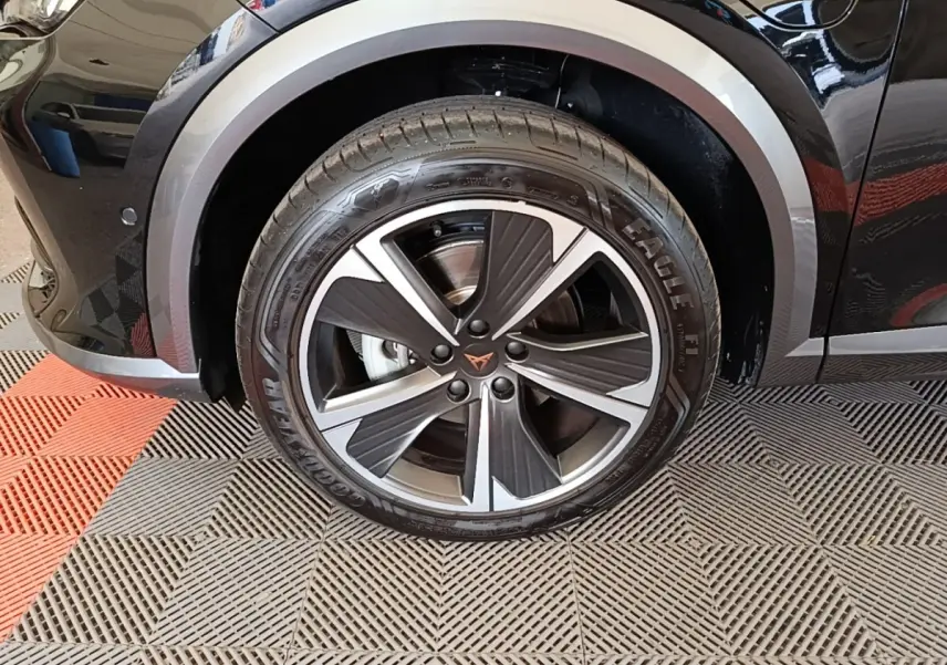 Gros plan sur la roue avant gauche noire du CUPRA Formentor 1.4 e-HYBRID avec jante alu bicolore distinctive.