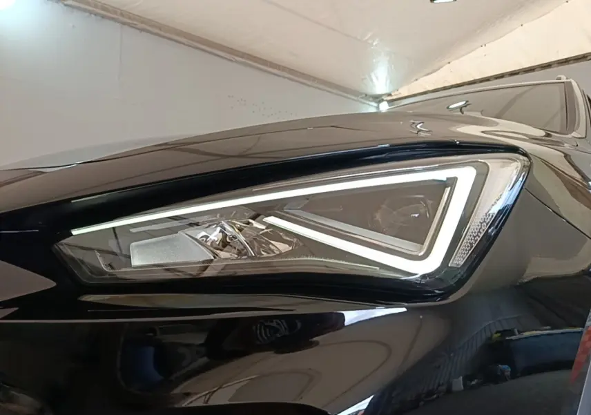 Gros plan sur le phare avant droit LED du CUPRA Formentor noir, soulignant son design anguleux et moderne.