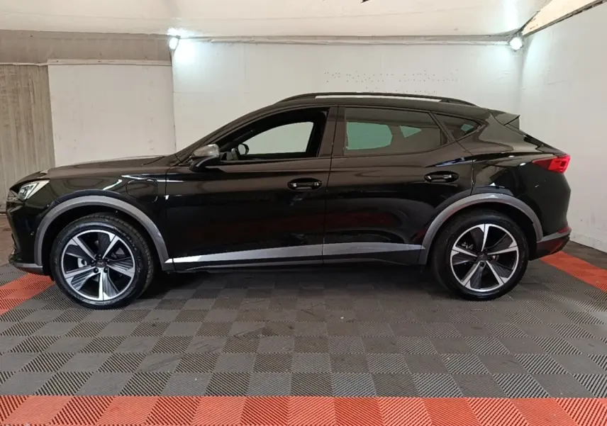 Vue de profil côté gauche d'un CUPRA Formentor noir 2024 avec jantes alliage et toit ouvrant panoramique.
