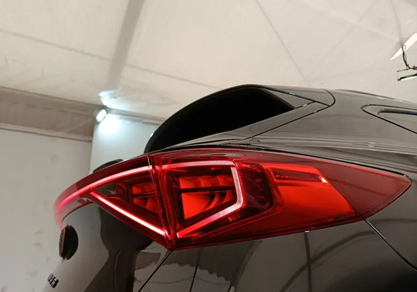 Gros plan sur le feu arrière droit rouge du CUPRA Formentor noir 2024, mettant en valeur son design lumineux distinctif.