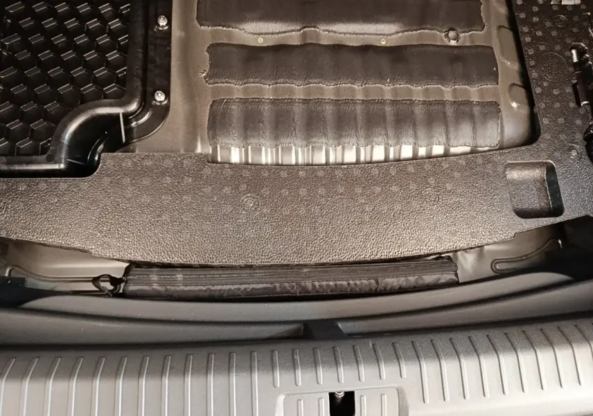 Détail du coffre ouvert du CUPRA Formentor noir 2024, montrant la surface de chargement et le seuil en plastique.