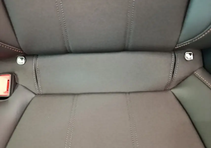 Gros plan sur la banquette arrière noire du CUPRA Formentor 1.4 e-HYBRID avec fixation Isofix visible.