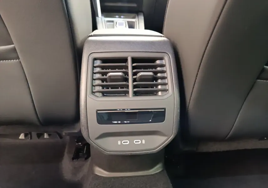 Vue rapprochée des aérateurs arrière et ports USB du siège central d’un CUPRA Formentor noir 2024.