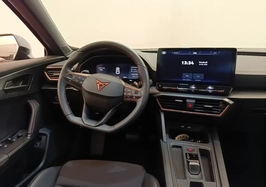 Vue intérieure du tableau de bord et volant cuir noir du CUPRA Formentor 1.4 e-HYBRID avec écran tactile central large.