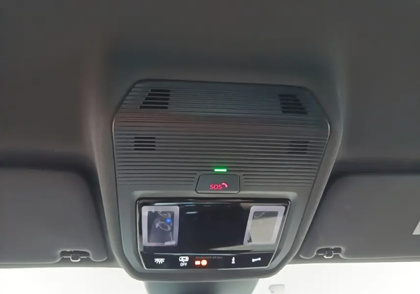 Vue du plafond intérieur du CUPRA Formentor noir 2024, montrant le panneau de commandes avec bouton SOS et éclairage intégré.