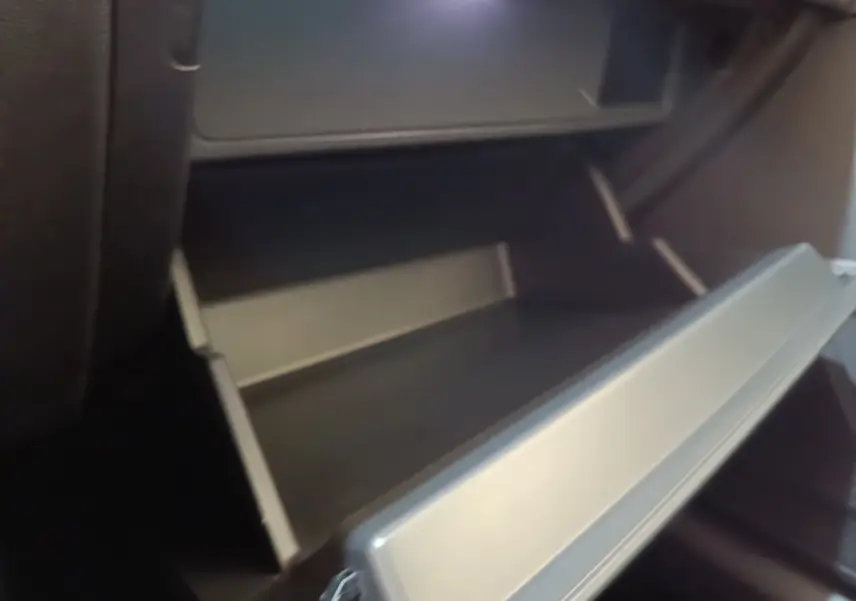 Gant de rangement ouvert côté passager dans l’habitacle du CUPRA Formentor 2024 noir, intérieur sombre.
