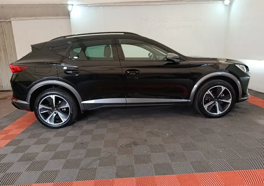 Vue de profil côté gauche d’un CUPRA Formentor noir 2024 avec jantes alliage et lignes sportives marquées.