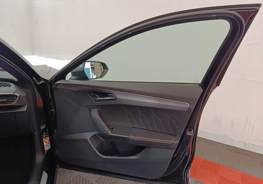 Vue intérieure côté gauche de la porte avant noire du CUPRA Formentor 1.4 e-HYBRID 2024 avec garniture moderne.