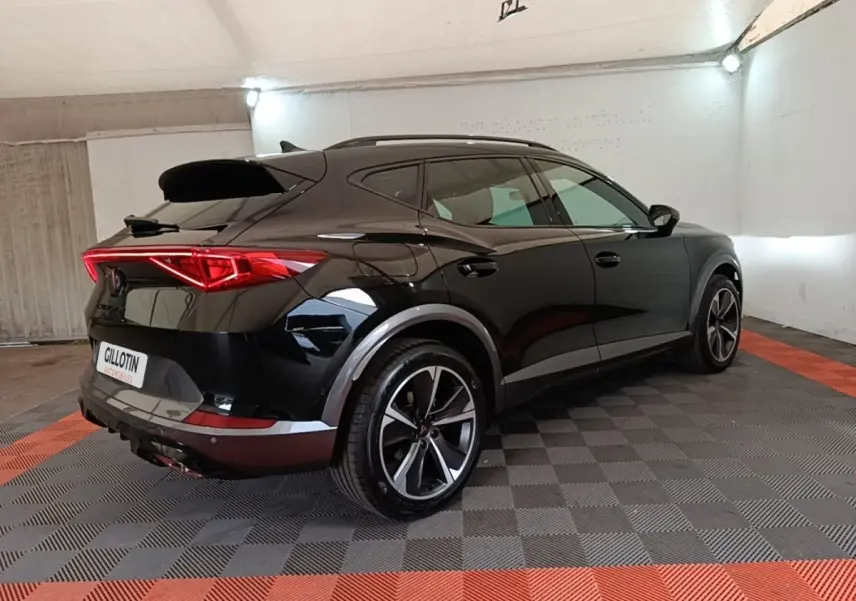 Vue 3/4 arrière droite du CUPRA Formentor noir 2024 avec feux arrière LED et jantes alliage distinctives.