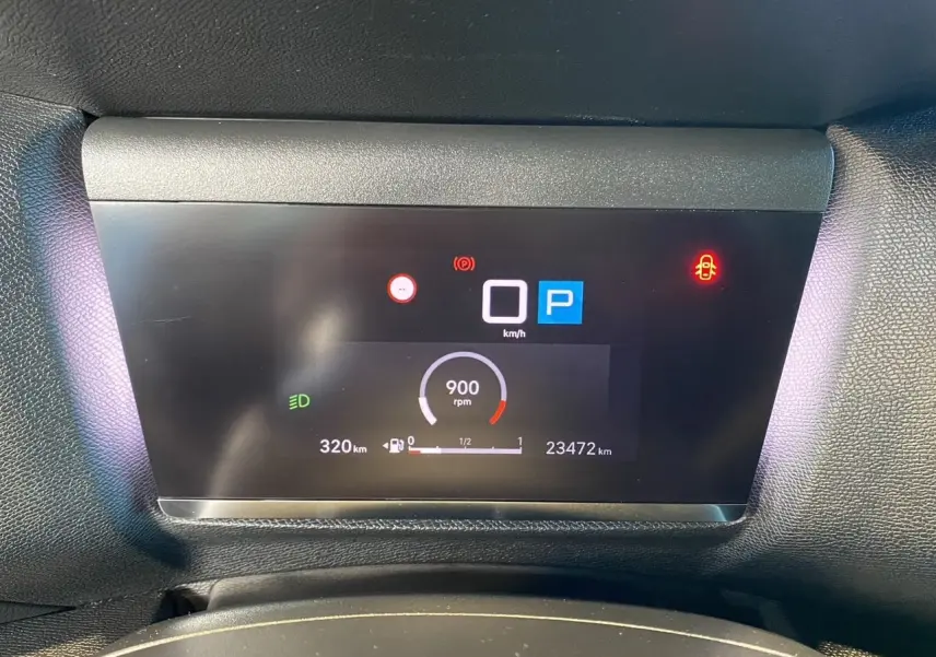 Tableau de bord numérique du Citroën C4 noir perla nera 2023 affichant 900 rpm, 0 km/h et 23 472 km au compteur.