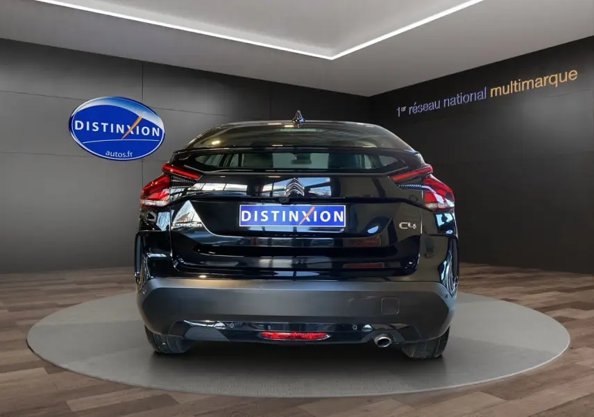 Vue arrière d'une Citroën C4 BlueHDi 130 Plus EAT8 noire Perla Nera, avec feux LED et sortie d'échappement visible.