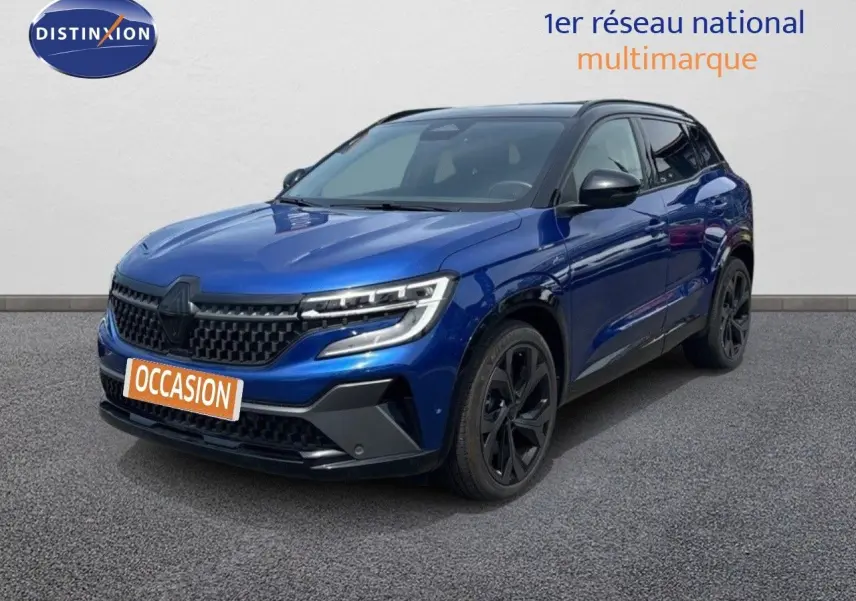 Renault Austral 2024 bleu Iron avec toit noir, vue 3/4 avant mettant en valeur ses jantes noires et calandre moderne.