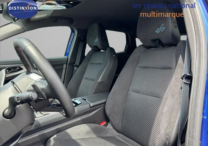 Vue intérieure côté conducteur du Renault Austral 2024 bleu iron, sièges noirs avec logo Alpine brodé sur appuie-tête.