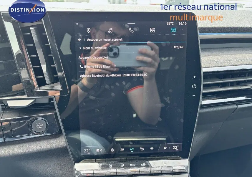 Écran tactile central du tableau de bord du Renault Austral 2024, affichant les connexions Bluetooth et commandes climatisation.