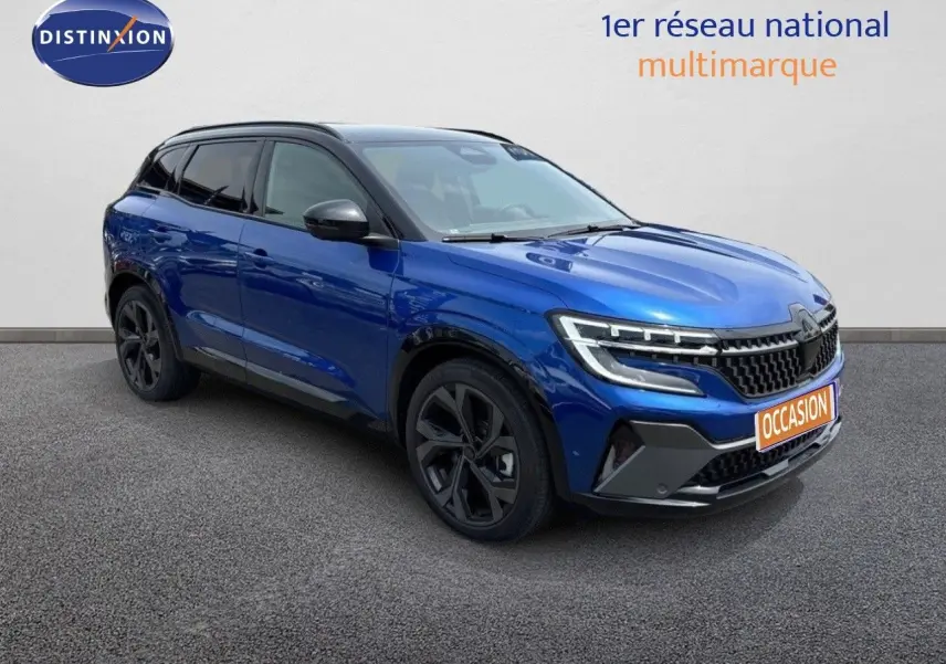 Renault Austral 2024 bleu Iron avec toit noir, vue 3/4 avant droit mettant en valeur ses optiques LED et jantes noires.