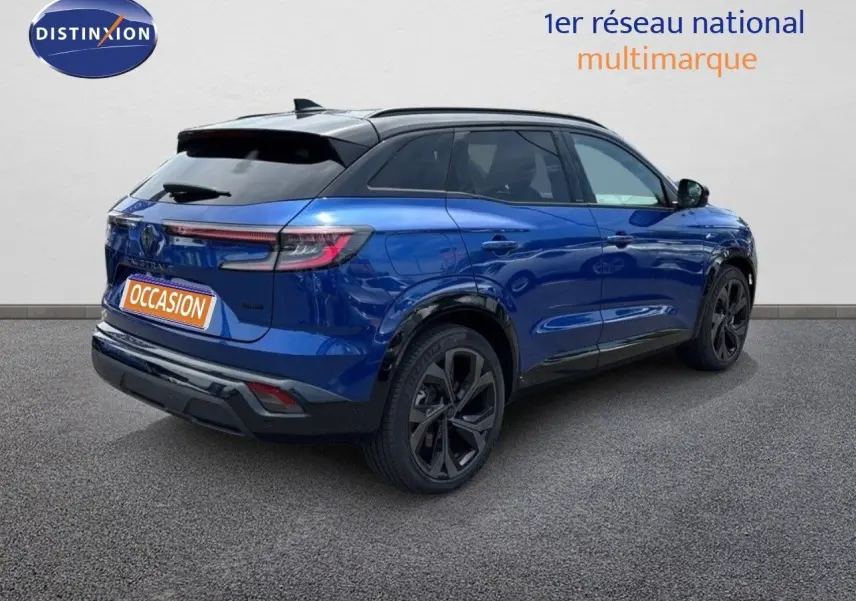 Vue 3/4 arrière droite d'un Renault Austral 2024 bleu Iron avec toit noir et jantes noires distinctives.