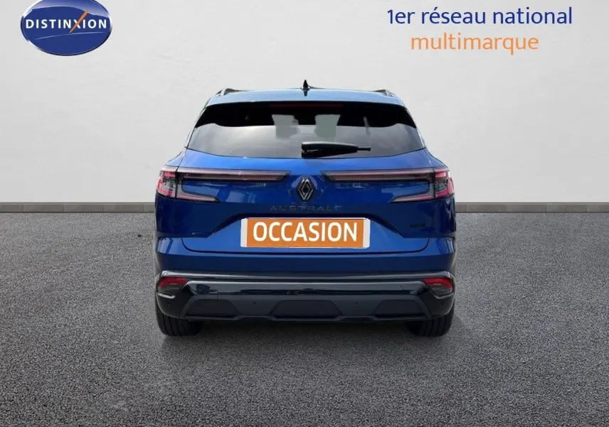 Vue arrière d'un Renault Austral 2024 bleu Iron avec toit noir, mettant en valeur ses feux LED horizontaux et son logo central.