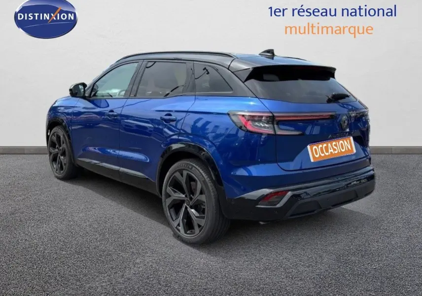 Vue 3/4 arrière droite du Renault Austral 2024 bleu Iron avec toit noir et jantes noires distinctives.