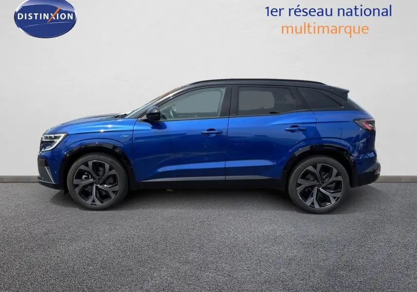 Profil droit du Renault Austral 2024 bleu Iron avec toit noir, roues alliage et lignes modernes distinctives.