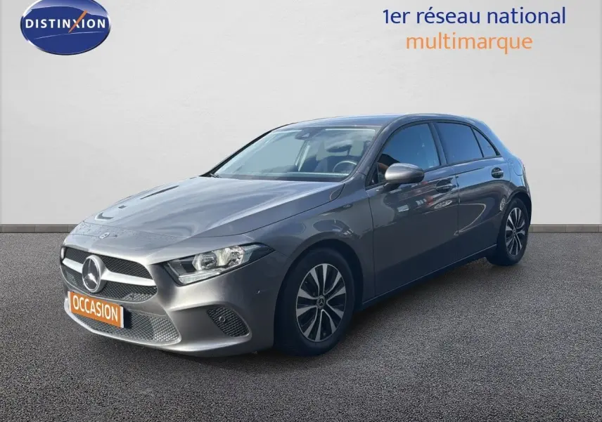 Mercedes Classe A 200D gris montagne métal vue 3/4 avant droit sur fond neutre avec plaque occasion orange.