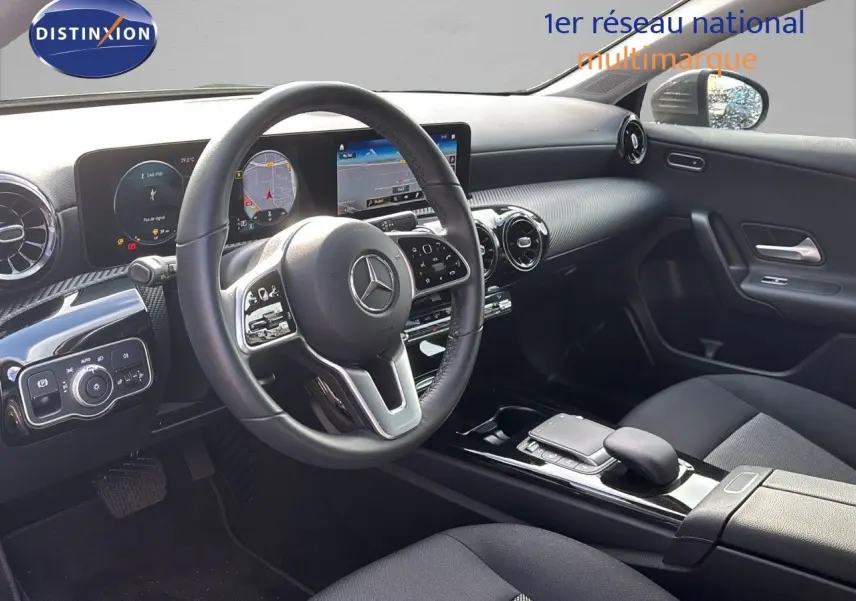 Intérieur de la Mercedes Classe A 200D 2021 vu côté conducteur, tableau de bord moderne et volant multifonction noir.