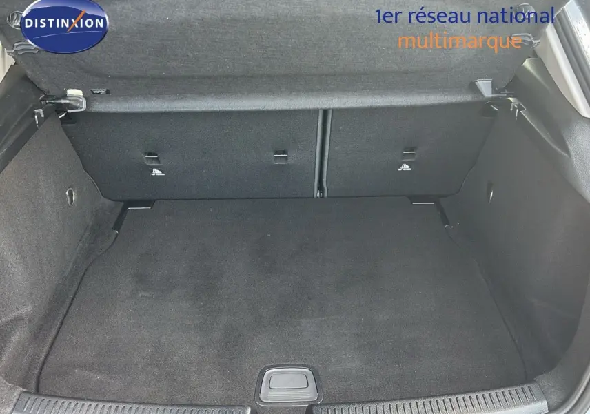 Coffre ouvert d'une Mercedes Classe A 200D gris montagne métal, vue intérieure arrière montrant l'espace de chargement vide.