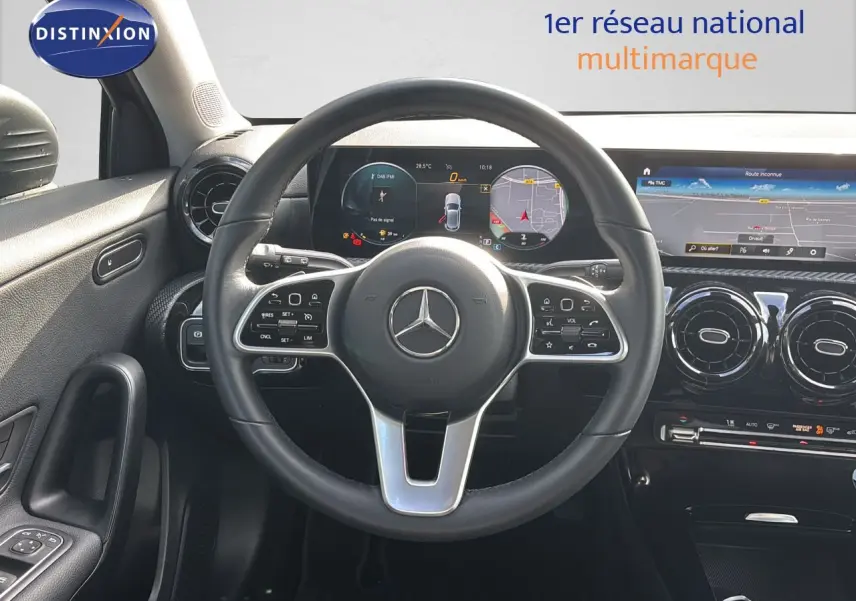 Vue intérieure du volant et tableau de bord numérique d'une Mercedes Classe A 200D Business Solution 2021.