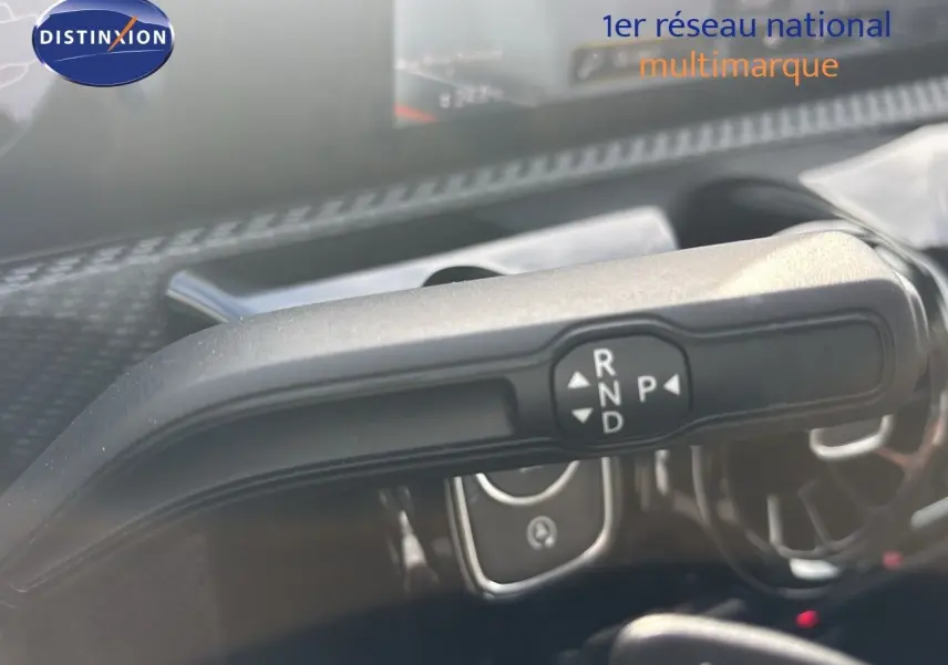 Le levier de boîte automatique noir de la Mercedes Classe A 200D Business Solution, vue rapprochée de l'intérieur.