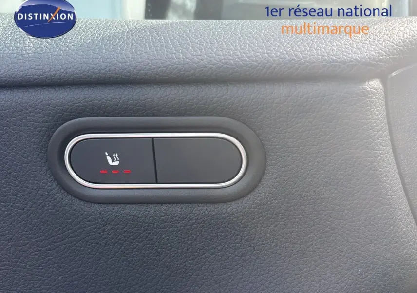 Bouton de réglage de siège chauffant avec trois niveaux rouges sur panneau intérieur noir du Mercedes Classe A 200D.