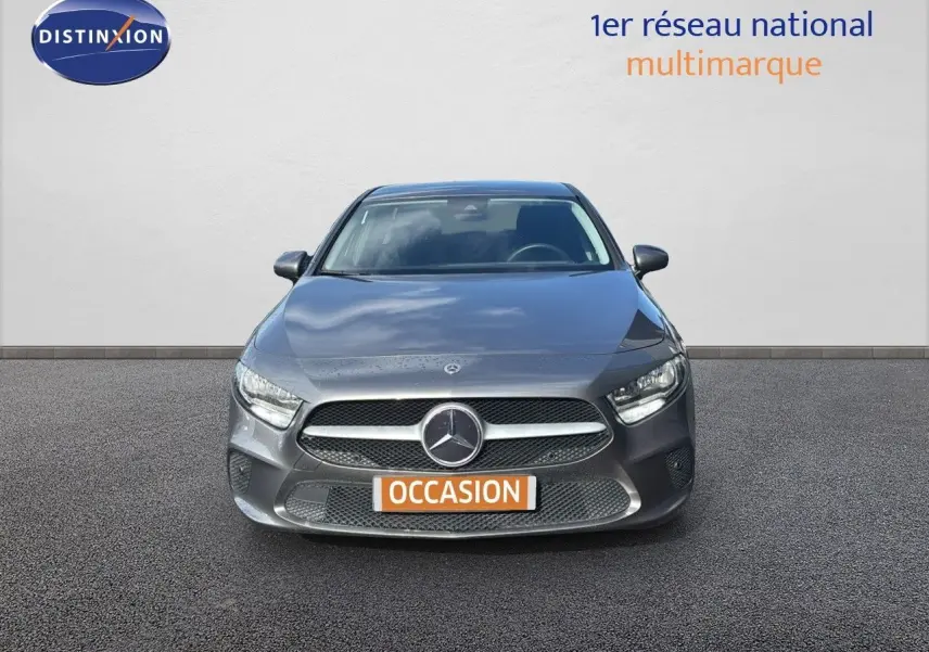 Vue frontale d'une Mercedes Classe A 200D gris montagne métal avec plaque "OCCASION" sur un fond neutre.