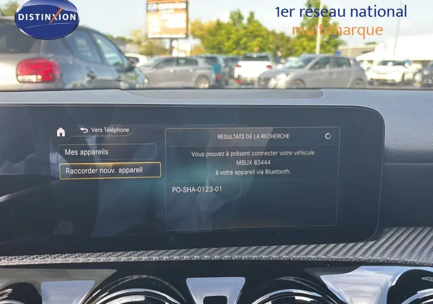 Écran central tactile de la Mercedes Classe A 200D Business Solution 2021, intérieur avec finition carbone gris montagne.