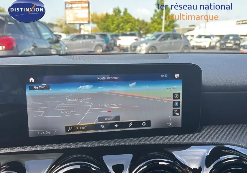 Vue intérieure du tableau de bord de la Mercedes Classe A 200D 2021 avec écran de navigation et aérateurs ronds noirs brillants.