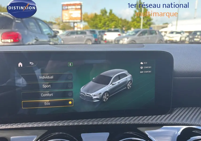 Écran central montrant la Mercedes Classe A gris montagne en vue 3/4 avant avec modes de conduite sélectionnables.