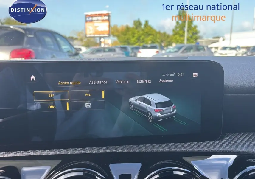 Écran central de la Mercedes Classe A 200D 2021 montrant l'assistance à la conduite, intérieur avec tableau de bord noir.