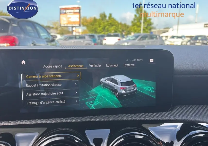 Écran central de la Mercedes Classe A 200D 2021 montrant l'assistance au stationnement avec vue 3D du véhicule gris montagne métal.
